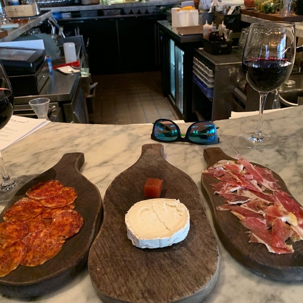 Foto scattata a Barcelona Wine Bar Restaurant da Joshua G. il 7/26/2019