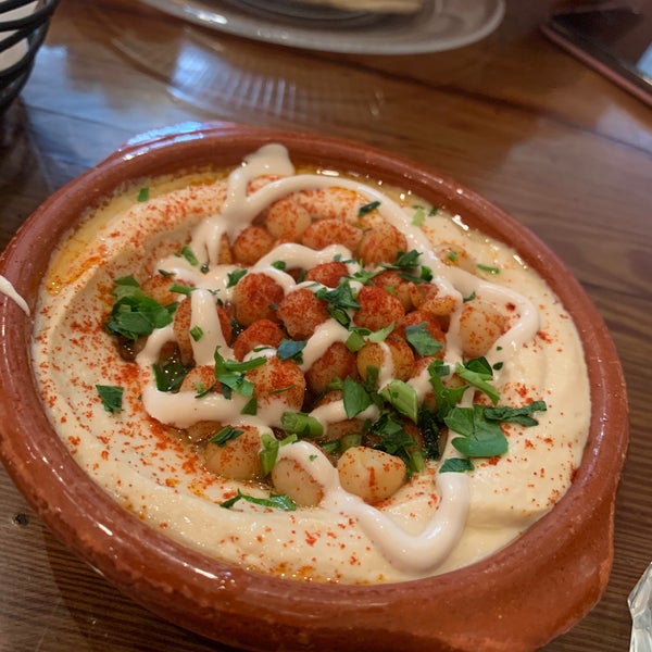 Foto scattata a Hummus Kitchen da Joshua G. il 10/27/2019