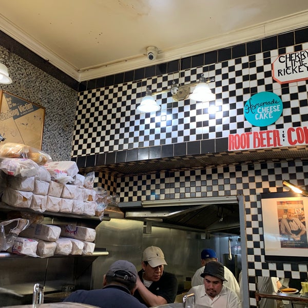 Foto tirada no(a) Tom&#39;s Restaurant por Joshua G. em 4/27/2019