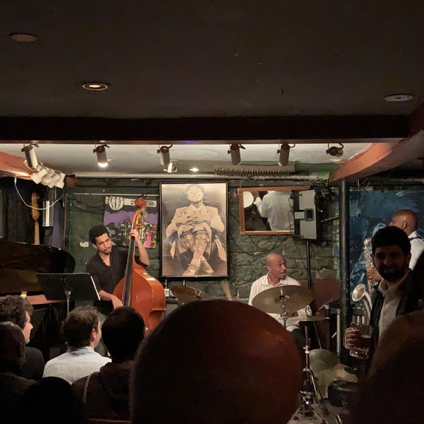 Foto tirada no(a) Smalls Jazz Club por Joshua G. em 6/5/2019