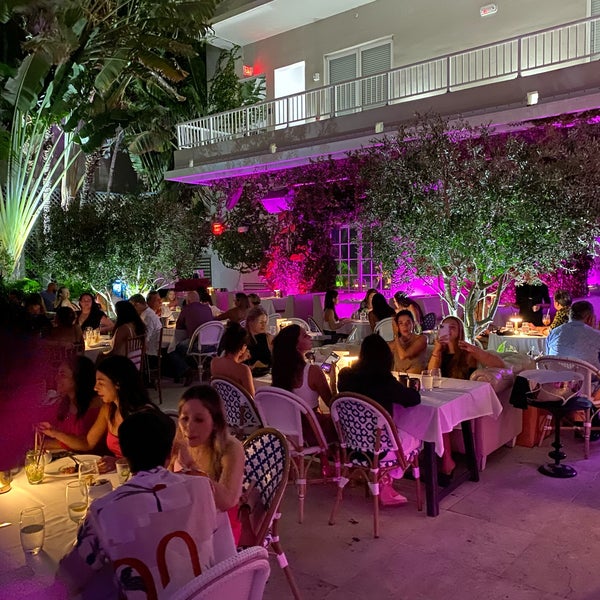Foto scattata a Villa Azur Restaurant and Lounge da Joshua G. il 8/28/2021