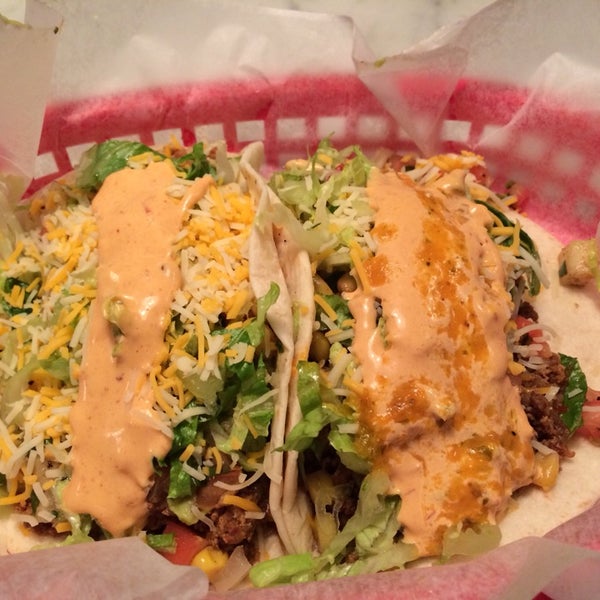 10/12/2013 tarihinde Joshua G.ziyaretçi tarafından Five Tacos'de çekilen fotoğraf