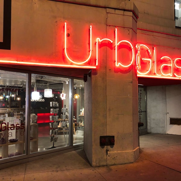 รูปภาพถ่ายที่ UrbanGlass โดย Joshua G. เมื่อ 2/15/2019