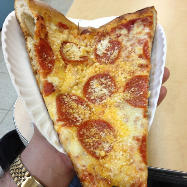 6/22/2013にJoshua G.がRay&#39;s Famous Original Pizzaで撮った写真