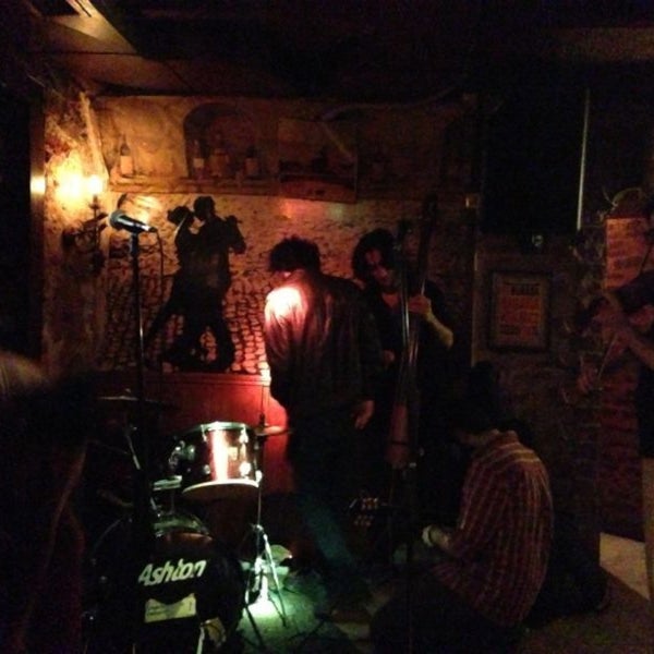 รูปภาพถ่ายที่ Bodega Cafe &amp; Pub โดย Müge A. เมื่อ 5/11/2013