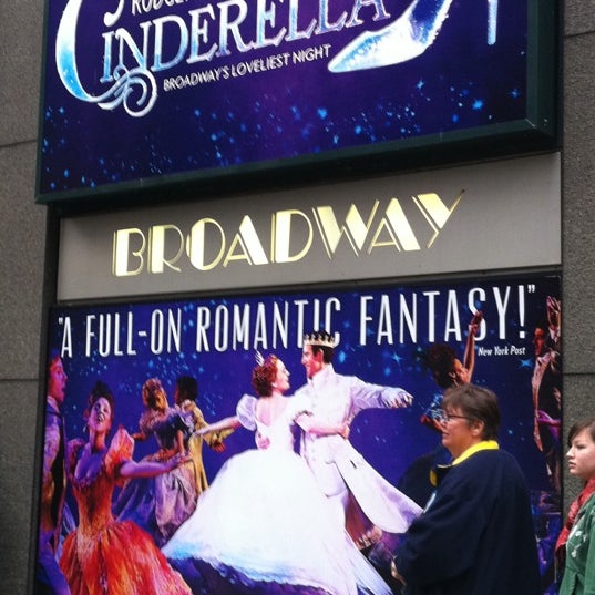 Foto tomada en Cinderella on Broadway  por Julia C. el 4/4/2013