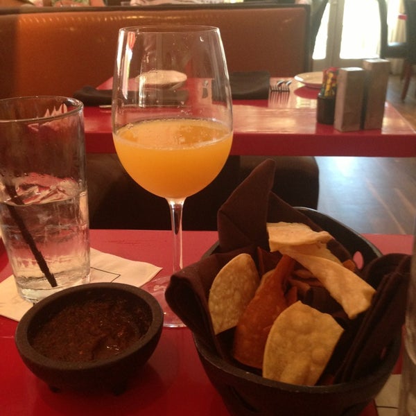 8/4/2013 tarihinde Mike T.ziyaretçi tarafından Maximo Cocina Mexicana &amp; Margarita Lounge'de çekilen fotoğraf