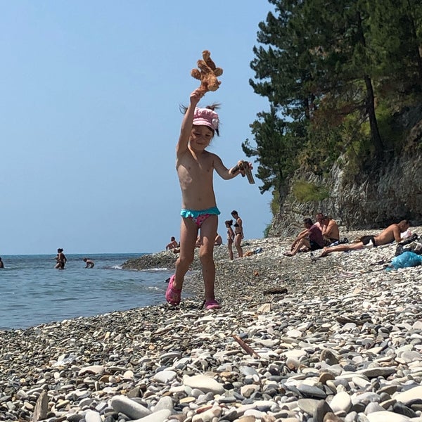 Диана на каменном пляже