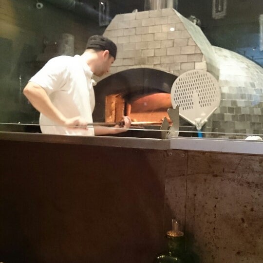8/2/2014 tarihinde John B.ziyaretçi tarafından Pizzeria Defina'de çekilen fotoğraf