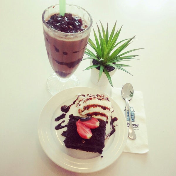 รูปภาพถ่ายที่ Fullhouse Lifestyle Store and Cafe โดย Sze Kher เมื่อ 7/2/2014