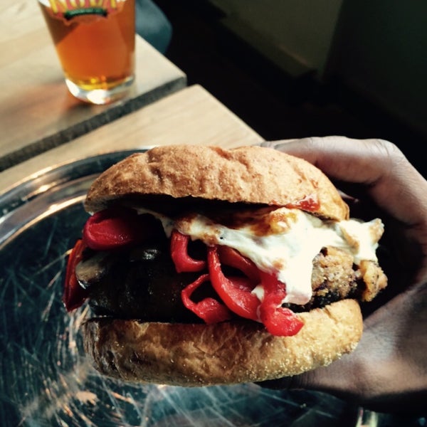 Das Foto wurde bei Charcoal&#39;s Gourmet Burger Bar von JJ am 1/8/2015 aufgenommen