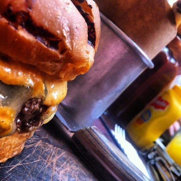 Foto diambil di BOS BBQ - Barbecue Kitchen &amp; Bar oleh Regis B. pada 5/18/2013