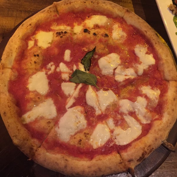 2/4/2016 tarihinde . Naif ..ziyaretçi tarafından LA RUSTICA Pizzeria'de çekilen fotoğraf