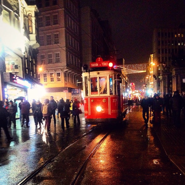 Снимок сделан в İstiklal Caddesi пользователем Sinan B. 12/12/2014