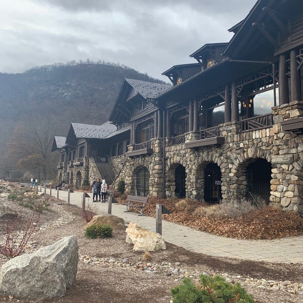 Foto diambil di Bear Mountain Inn oleh Roberto R. pada 11/28/2019