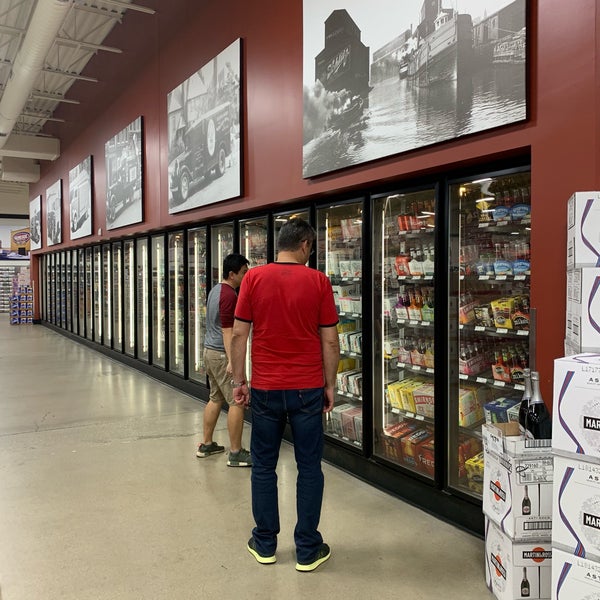 Foto tirada no(a) Binny&#39;s Beverage Depot por Roberto R. em 9/29/2019
