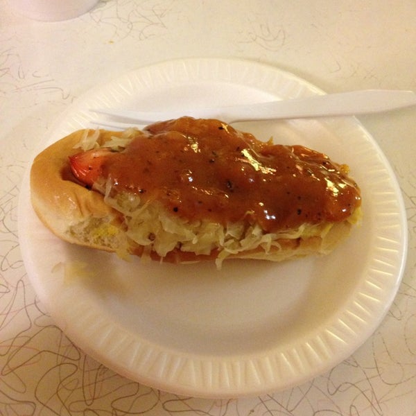 Foto diambil di Chris&#39; Famous Hotdogs oleh Clare H. pada 6/8/2013