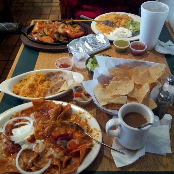 Foto tirada no(a) La Fogata Mexican Restaurant &amp; Catering por Pedro em 12/20/2013