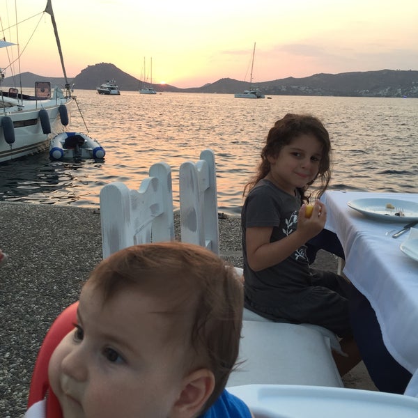 Foto scattata a Yalı Kıyı Balık Restaurant da Yesim O. il 6/24/2016