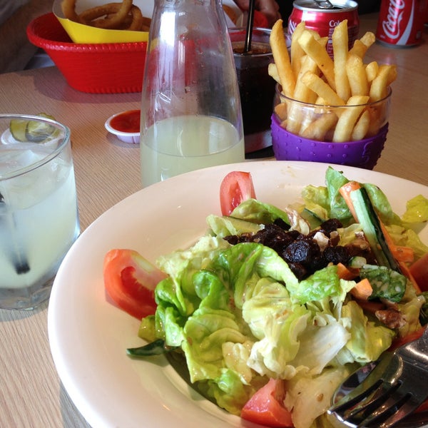Try the Salad and the homemade lemonade. Good and fast service. Burgers are a bit small and pricy but the quality of the meat: top. 
