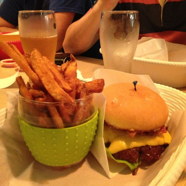 3/2/2013にMartina M.がOmakase Burgerで撮った写真