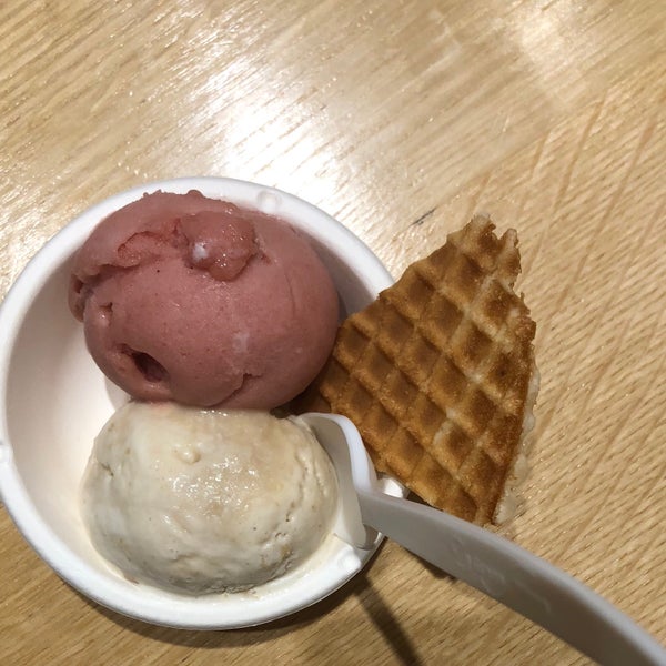 7/8/2018 tarihinde Rayziyaretçi tarafından Jeni&#39;s Splendid Ice Creams'de çekilen fotoğraf