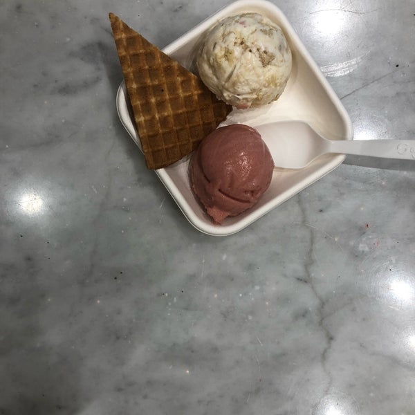 8/13/2018 tarihinde Rayziyaretçi tarafından Jeni&#39;s Splendid Ice Creams'de çekilen fotoğraf