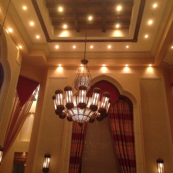 Das Foto wurde bei Mezlai Emirati Restaurant von Valdir N. am 9/4/2014 aufgenommen