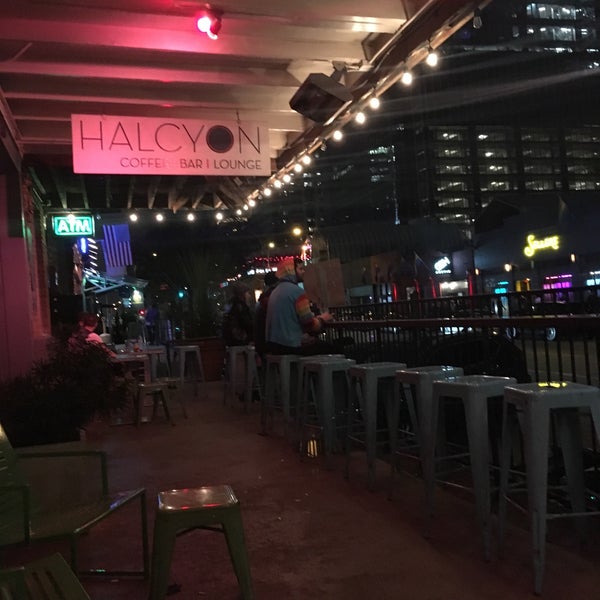 3/10/2018 tarihinde Hugo A.ziyaretçi tarafından Halcyon Coffee, Bar &amp; Lounge'de çekilen fotoğraf