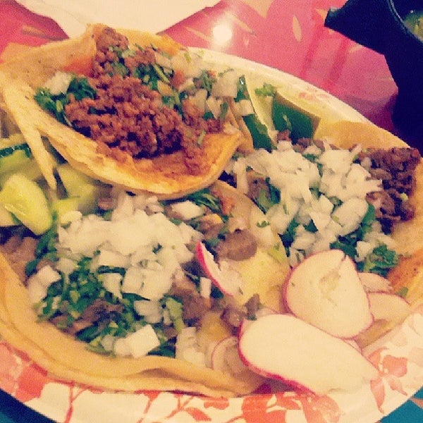 6/12/2013 tarihinde Elle C.ziyaretçi tarafından Tacos El Chilango'de çekilen fotoğraf