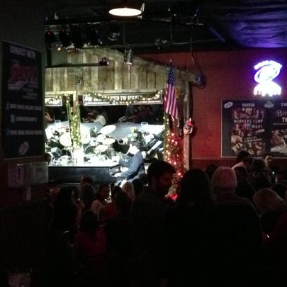 Foto scattata a Shout House Dueling Pianos da Matt P. il 11/25/2012