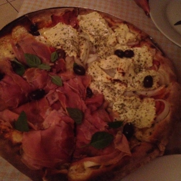 Foto diambil di Bongiorno Pizzaria oleh Gil C. pada 5/15/2014