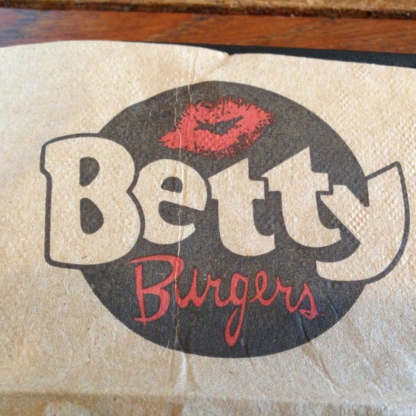 รูปภาพถ่ายที่ Betty&#39;s Eat Inn โดย Heather S. เมื่อ 6/1/2013