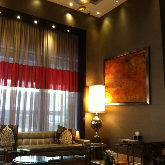 รูปภาพถ่ายที่ Bentley Hotel โดย MariaIrene G. เมื่อ 12/17/2012