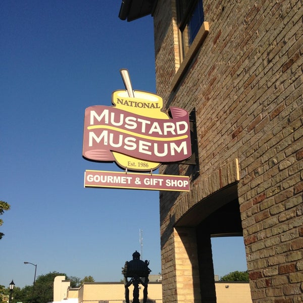 Foto tirada no(a) National Mustard Museum por Ariel P. em 7/19/2013