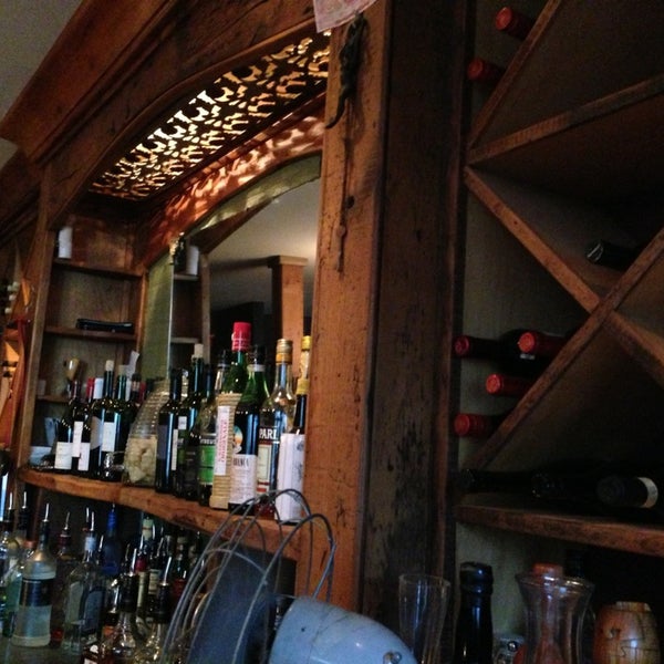6/13/2013 tarihinde Jen F.ziyaretçi tarafından Old Vines Wine Bar'de çekilen fotoğraf