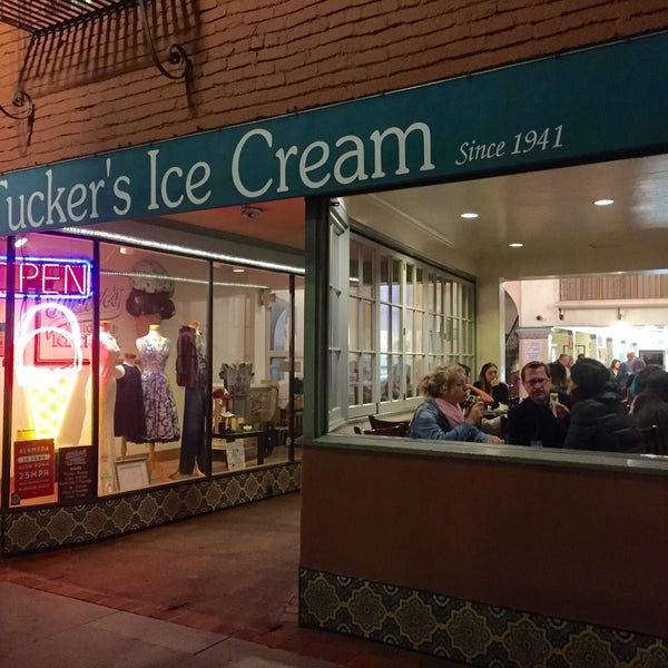 Foto tirada no(a) Tucker&#39;s Ice Cream por Larry em 8/19/2016