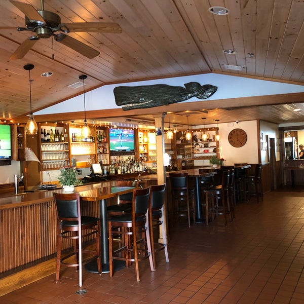 Foto diambil di Roy Moore&#39;s Fish Shack Restaurant oleh Larry pada 9/4/2020