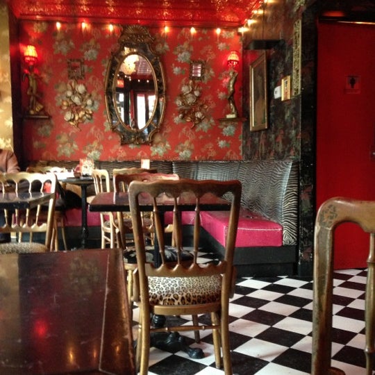 รูปภาพถ่ายที่ Simone Martini Bar &amp; Cafe โดย darryl o. เมื่อ 2/10/2013