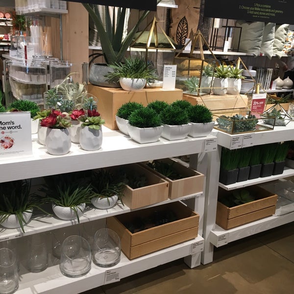 Photo taken at Crate &amp; Barrel by Riki T. on 4/29/2018