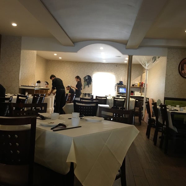 Foto tirada no(a) Jasmine Restaurant por Riki T. em 7/8/2017