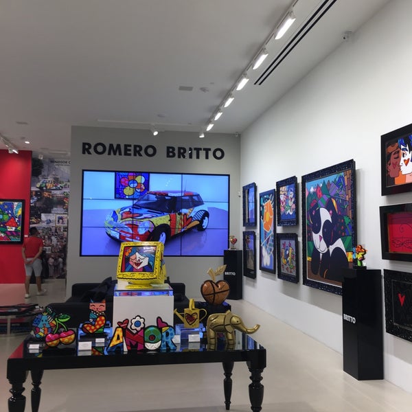 Photo taken at Britto Central Gallery by Riki T. on 7/4/2017