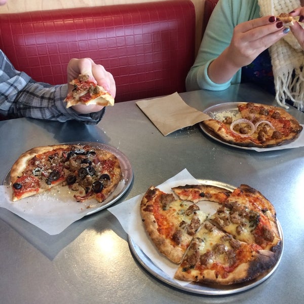 รูปภาพถ่ายที่ Mod Pizza โดย Jennifer C. เมื่อ 2/16/2014
