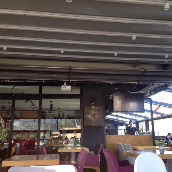 Foto diambil di MoD Cafe&amp;Restaurant oleh Gonca C. pada 10/20/2013