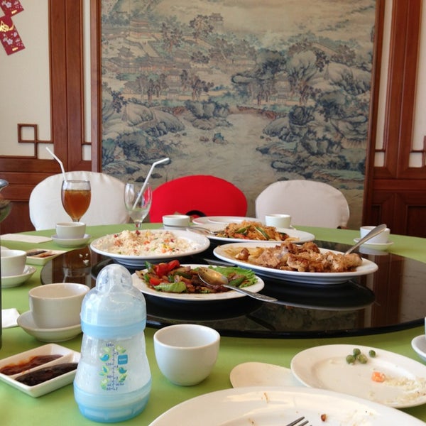 Photo taken at Szechuan Garden Chinese Restaurant by Tuty N. on 2/9/2013