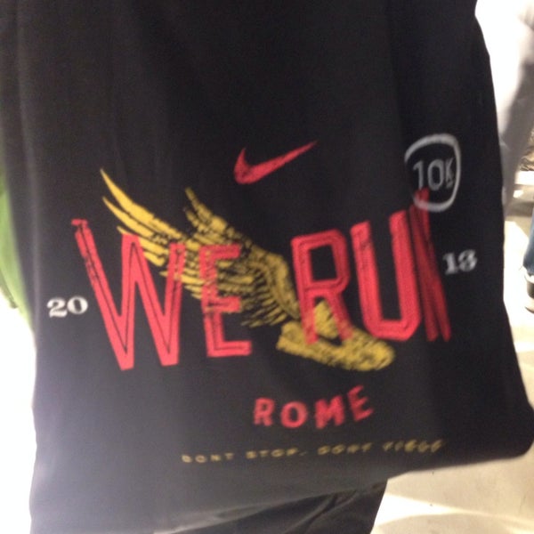 12/30/2013 tarihinde Donatella F.ziyaretçi tarafından Nike Store Cola di Rienzo'de çekilen fotoğraf