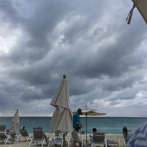 Foto tomada en The Westin Grand Cayman Seven Mile Beach Resort &amp; Spa  por Jon W. el 3/17/2017