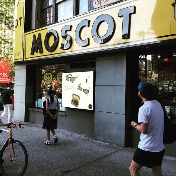 รูปภาพถ่ายที่ Moscot โดย Takeshi M. เมื่อ 6/13/2015