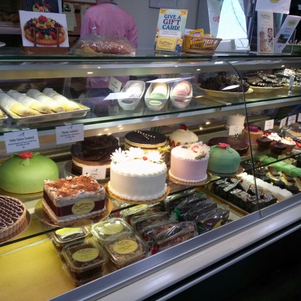 Foto diambil di Costeaux French Bakery oleh Jerry W. pada 4/13/2013
