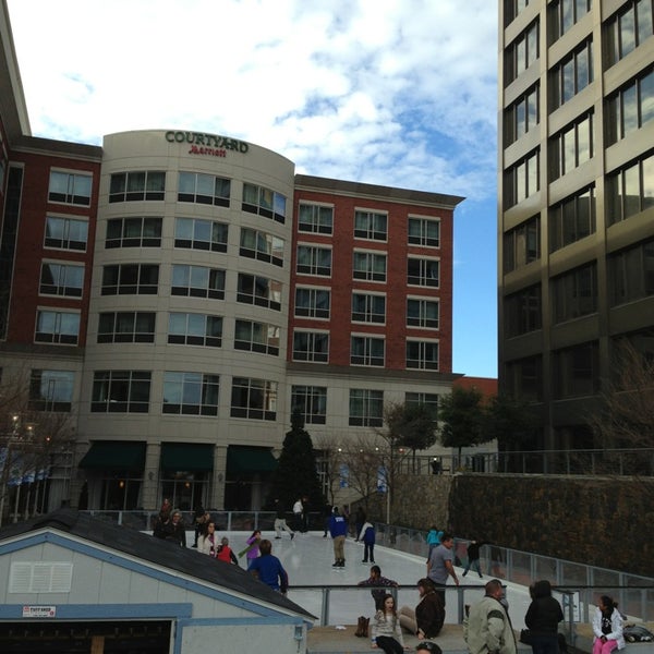 รูปภาพถ่ายที่ Courtyard by Marriott Greenville Downtown โดย The And เมื่อ 1/6/2013